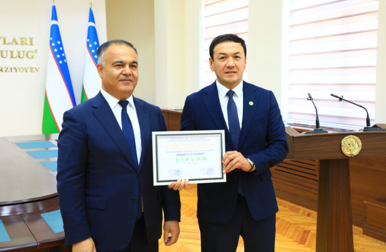 «Энг улуғ, энг азиз»: Вилоят ҳокими фаол ижодкорлар ижодини эътироф этди