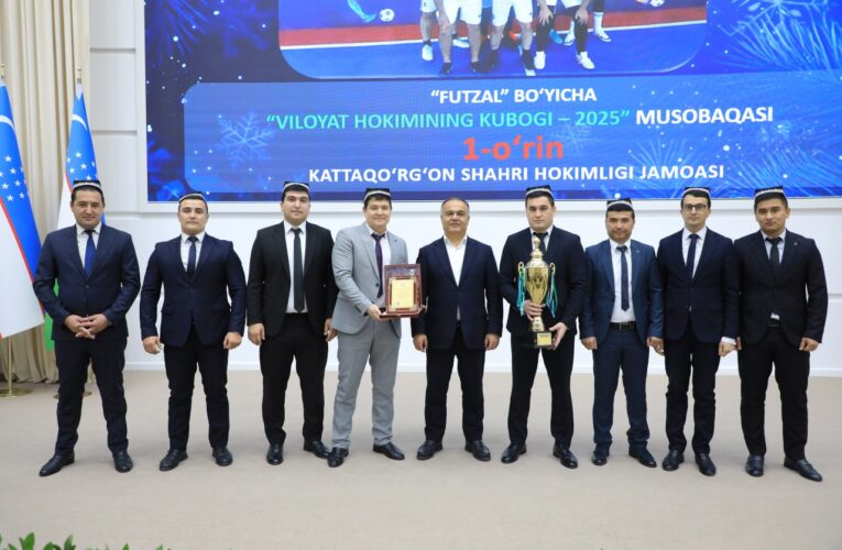 Kattaqo‘rg‘on shahar hokimligi sport jamoasiga viloyat hokimi kubogi topshirildi