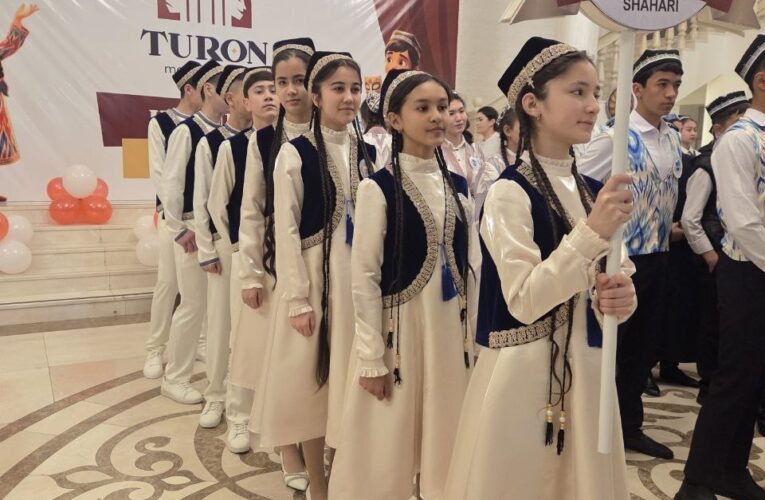SAMARQANDDA “TURON” MAKTAB TЕATRI RЕSPUBLIKA KO‘RIK-TANLOVINING VILOYAT BOSQICHI G‘OLIBLARI ANIQLANDI